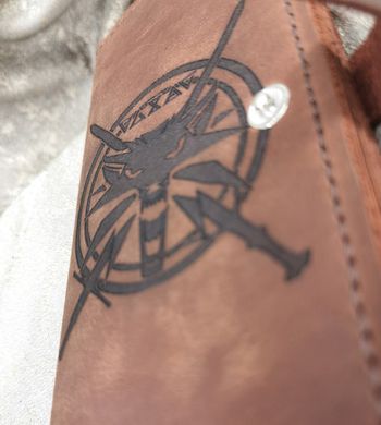 Гаманець-клатч Darius з натуральної шкіри з символом The Witcher (Вовк) колір "Коньяк"