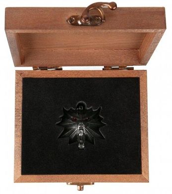 Медальйон WITCHER 3: Wild Hunt Medallion and Chain with LED Eyes in Wooden Box (Відьмак)
